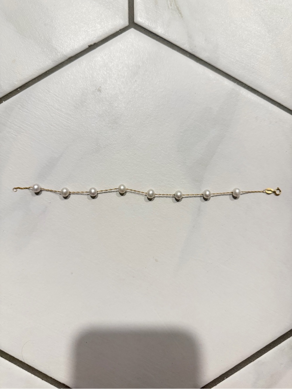 14k yellow gold bracelet with white Pearls